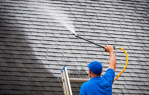 Nettoyage et démoussage de toiture à Bois d'Arcy (78390) dans les Yvelines (78)
